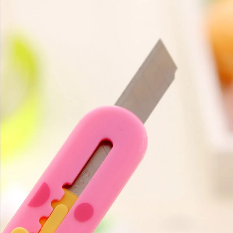 Cute-Kawaii-Cartoon-Plastic-Art-Knife-Lovely-Giraffe-Knife-Cutter-For-Kids-Korean-Stationery-Free-Shipping (1)