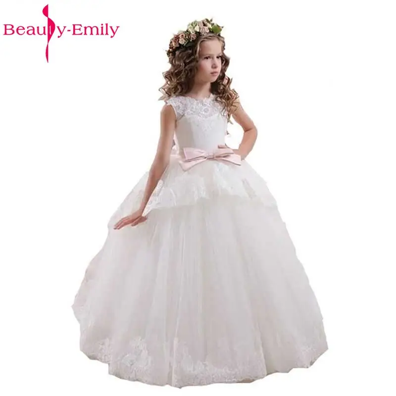 

Beauty Emily Wedding Party White Flower Girl Dresses 2019 Lace Appliques Puffy Girls Pageant Gowns Hollow Lace Up Bow Sash