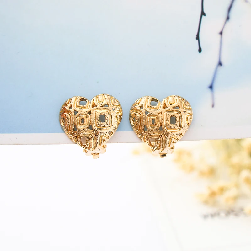 

Small Peach Heart Female Gold Ear Clip Simple Heart-Shaped Geometric Ear Piercing Clip Earrings Jewelry