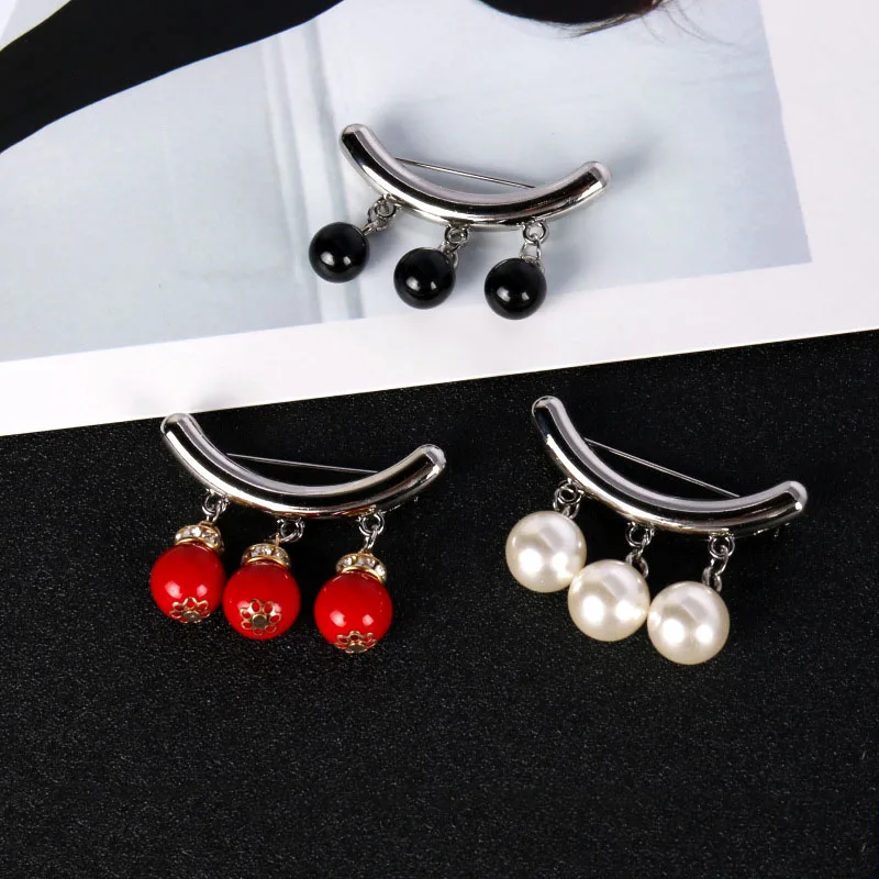 

Simple Red Pearl Pendant Metal Brooches Coat Pins Cardigan Clip Scarf Buckle Fixed Safety Pin Brooch Women Jewelry Accessories