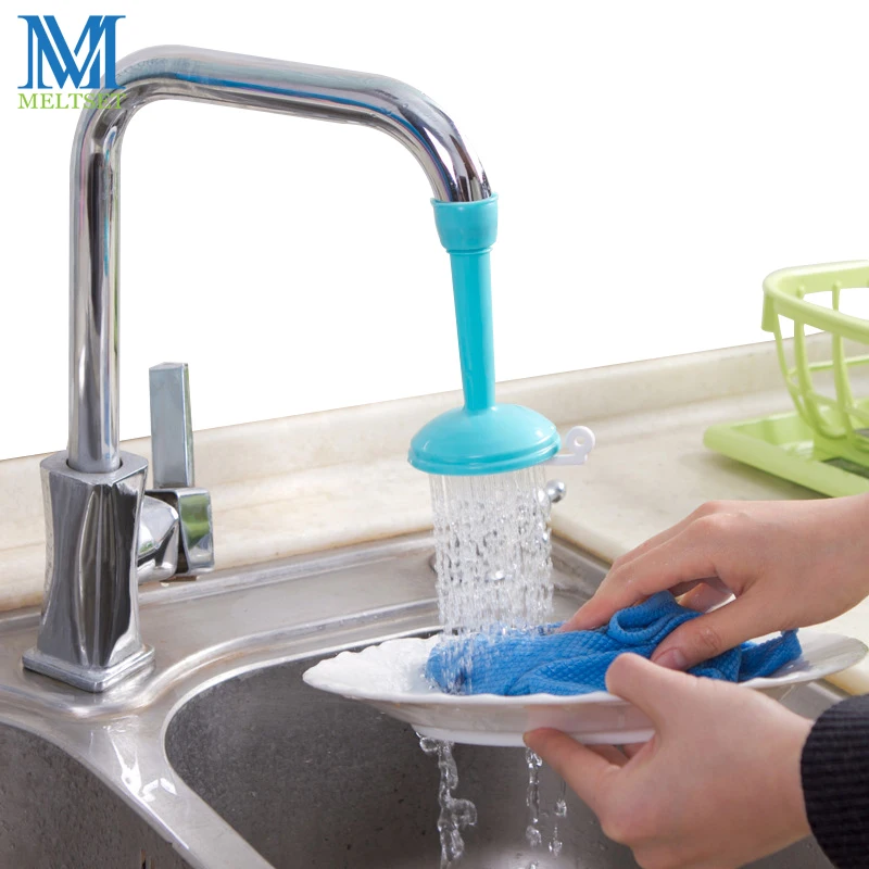 кран плюется водой. сломанный кухонный кран. брызги от смесителя. кран плюется водой. протекающий кран.