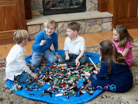 Подарок мальчику 6 лет. Гараж для детских машинок своими руками. Поделки из картонных коробок. Во что можно поиграть мальчикам. Ребенок собирает конструктор.