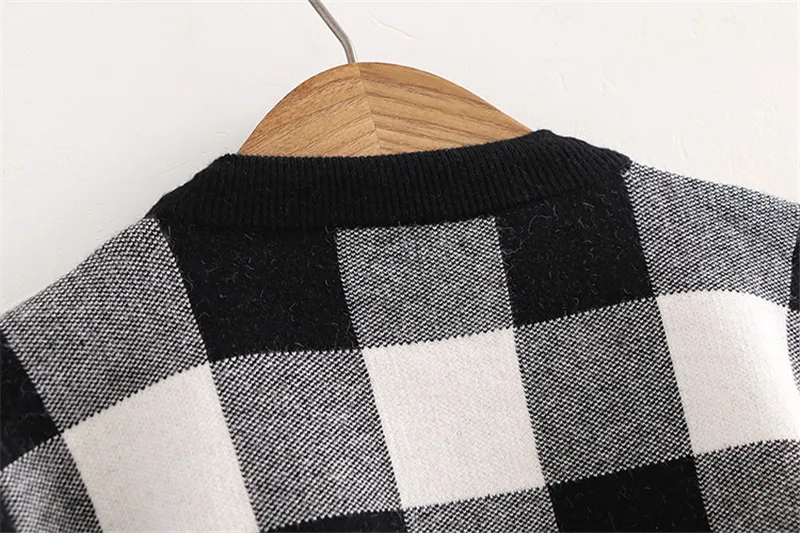 price reduction Spring and Autumn New Wild Slim Thin Contrast Checkered sweater Jacket Women Warm Casual Knit Jacke