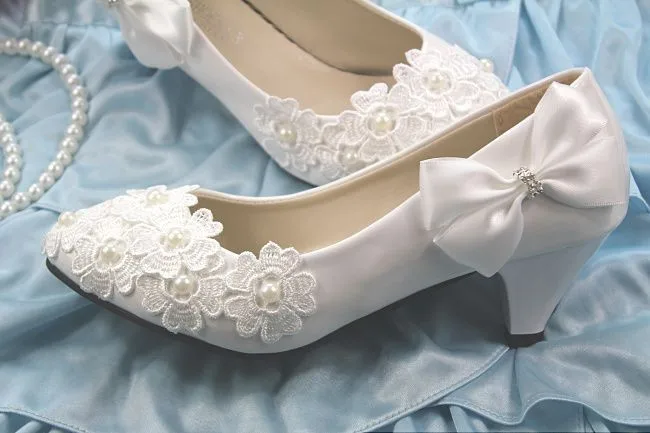 Новинка года; женские свадебные туфли; белые свадебные туфли-лодочки на низком каблуке с бантом и цветочным кружевом; туфли для невесты ручной работы с жемчугом