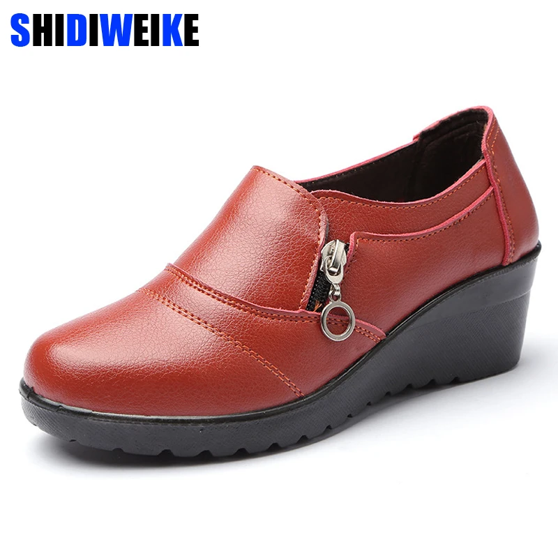Prix SHIDIWEIKE Femmes CONFORT MÈRE CHAUSSURES Nouveau Automne Doux PU En Cuir plate forme Chaussures Femme Zip Faible Compensées Chaussures Taille Plus 35 41 m201