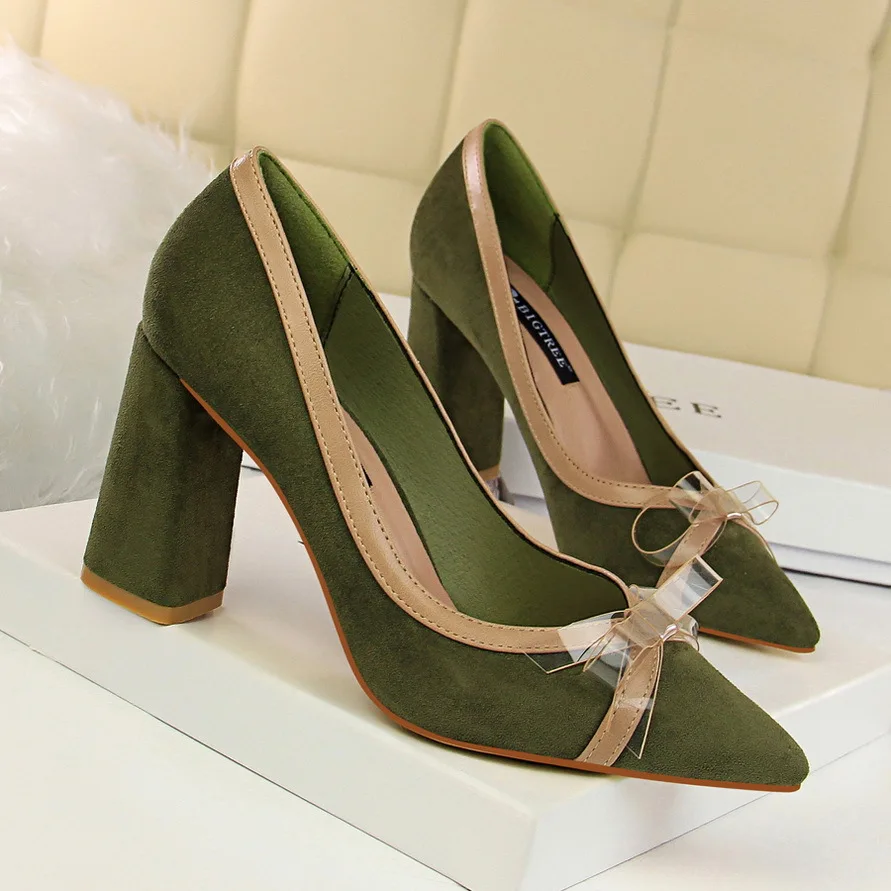 Женская обувь; туфли-лодочки с острым носком; красивые замшевые модельные туфли с разноцветными прозрачными бантиками; свадебные туфли на высоком квадратном каблуке 8,5 см - Цвет: Зеленый