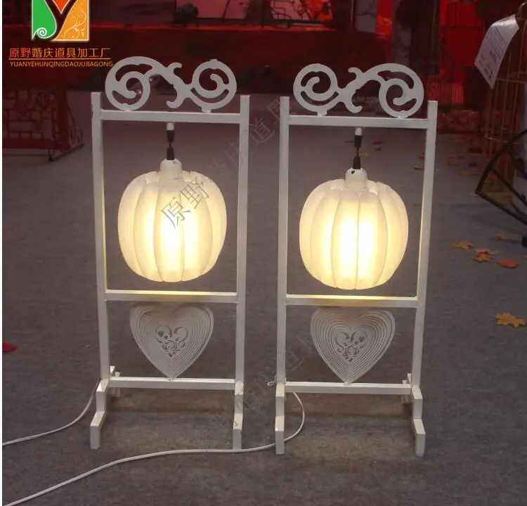 

The wedding ceremony road leads the Chinese lantern road, the stage props, the stage prop screen road leads the lantern road.