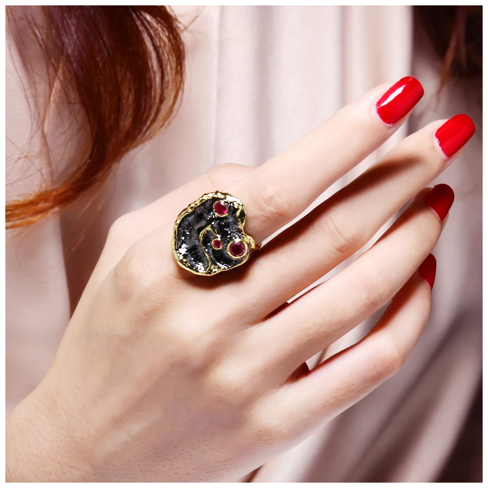 DreamCarnival 1989 Designer Lotus Black Gold Color Fuchsia Red CZ Crystals Engagement Jewelry Anillos Vintage Flower Ring R01