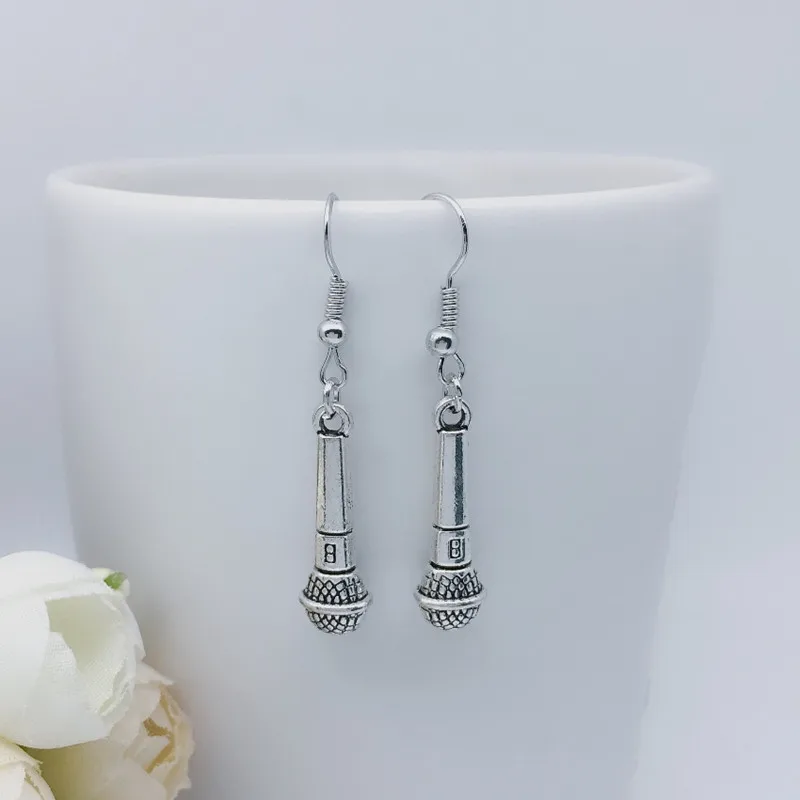 

2018 / Europe and the United States hot glamour alloy microphone for earrings, fashion earrings long paragraph wild earrings.