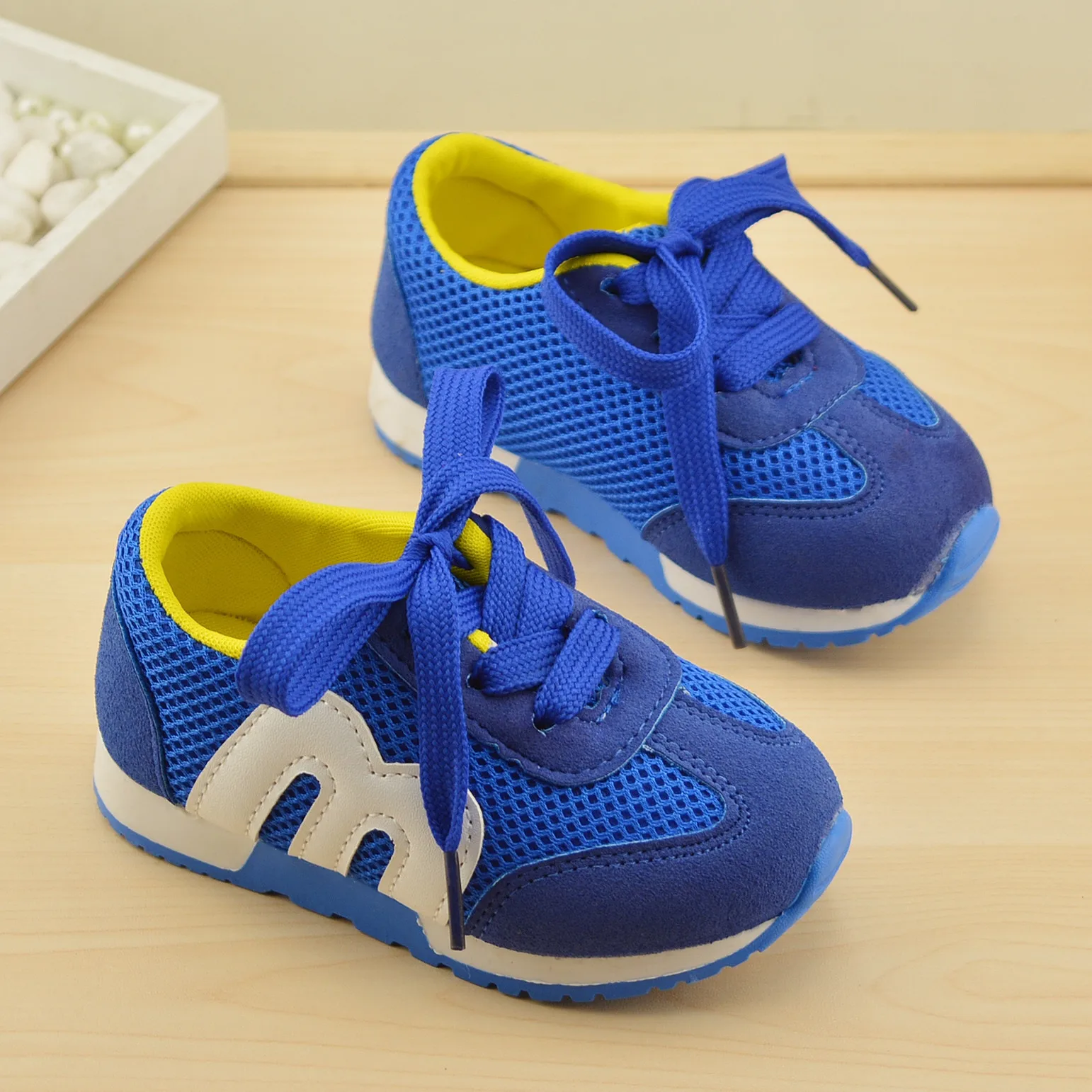 Осенняя обувь для малышей повседневные кроссовки для девочек и мальчиков корейские мягкие пинетки для новорождённых спортивная обувь со шнуровкой и сеткой для маленьких детей