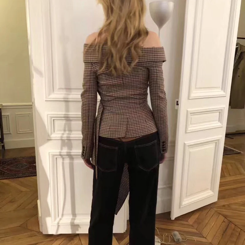Женский блейзер в клетку TWOTWINSTYLE Осенний с открытыми плечами воротником лодочкой