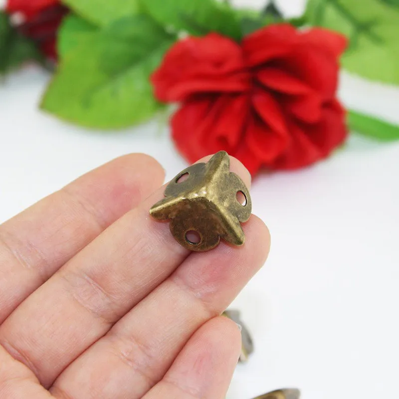 Vintage-Mini-Luggage-Case-Box-Corner-Brackets-Corner-For-Furniture-Decoration-Triangular-Iron-Cover-Holes-Bronze (2)