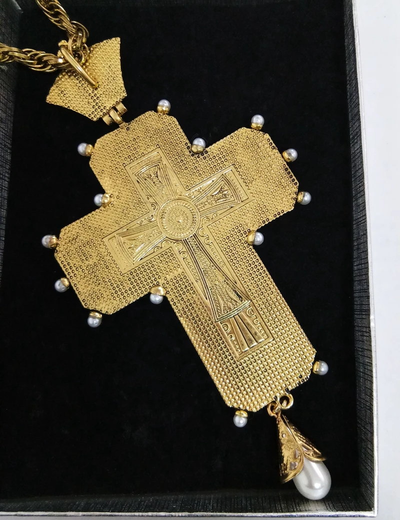 Наперсный крест папы франциска. Крестный отец 2 ремейк игры. Наперсный крест папы римского. Крест отец 2. Что изображено на кресте у папы римского.