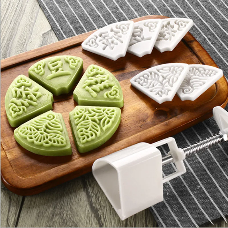&quot;MUNG BEAN CAKE&quot; Chinese Writing Symbols Plastic Moon Cake