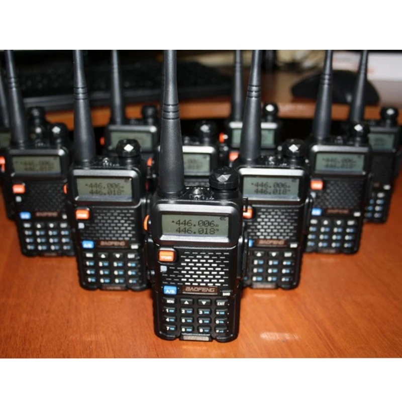 4 шт. baofeng UV5R иди и болтай walkie talkie UHF VHF dual band двухстороннее радио + бесплатная гарнитура настольное зарядное устройство