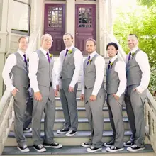 Дешевые тонкие Жениха Смокинги Костюмы для друзей жениха красивая одежда пиджак-блейзер для мальчика Человек таможенные Homme Для мужчин костюмы подходит для детей возрастом(жилет+ галстук-бабочка+ штаны