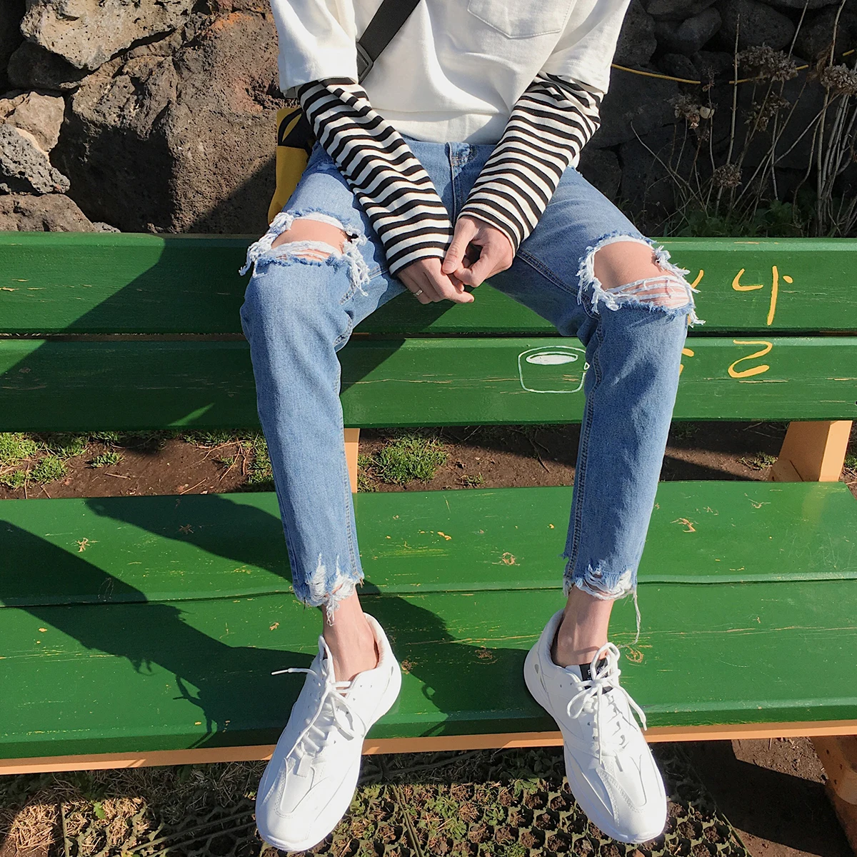 2018 Spring And Summer New Biker Jeans Are Destroyed Blue