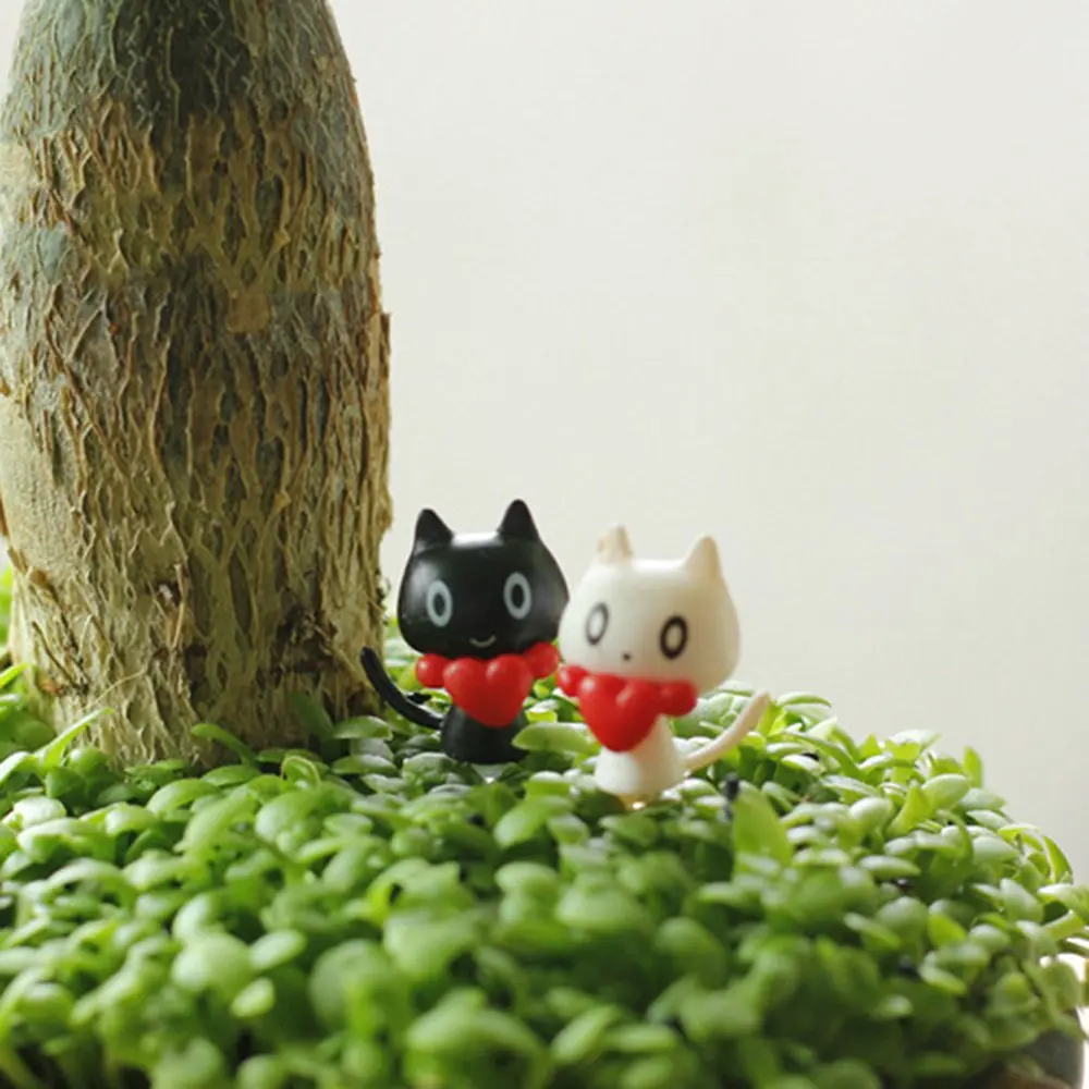 

2 PCS /Set 3cm Micro Landscape Ornaments white black Couple cat cute miniature figurines toys cute lovely Model Kids