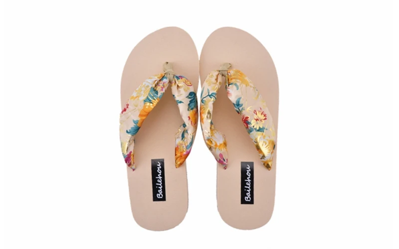 Bailehou/женские шлепанцы на плоской подошве; летние пляжные тапки; атласная обувь на низком каблуке; Вьетнамки; шлепанцы на танкетке с цветочным принтом
