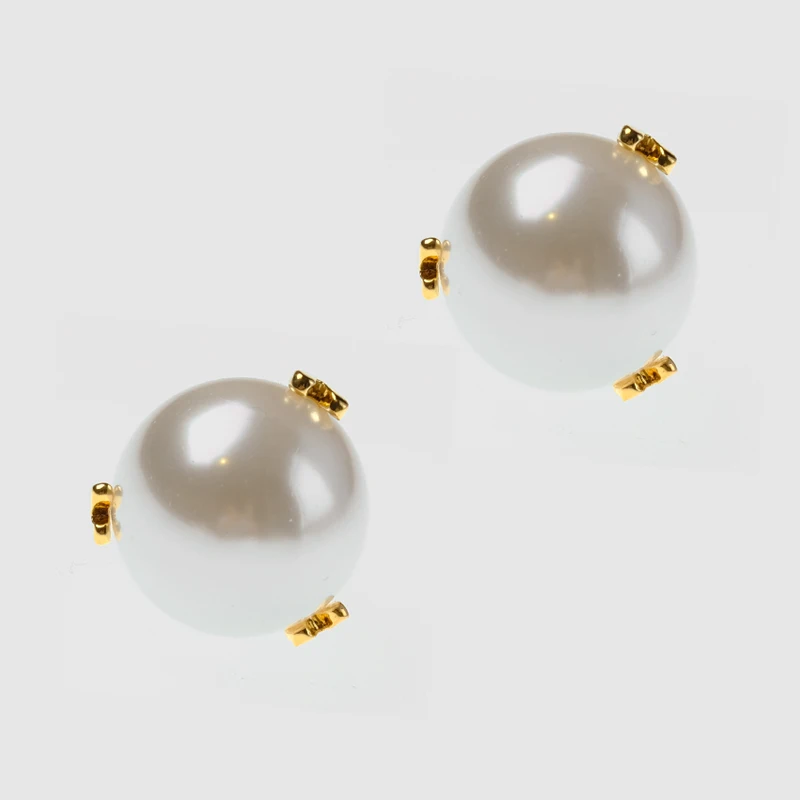 Fashionable round pearl stud earrings