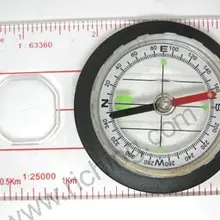 Открытый карту компас с опорной плиты