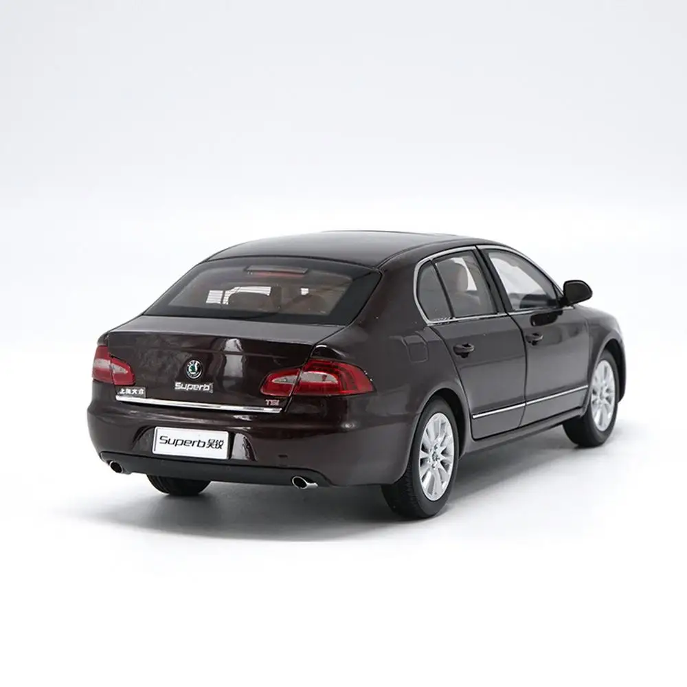 1/18 VW Volkswagen Skoda SUPERB 2013 коричневые литые под давлением автомобильные модельные игрушки, коллекционные