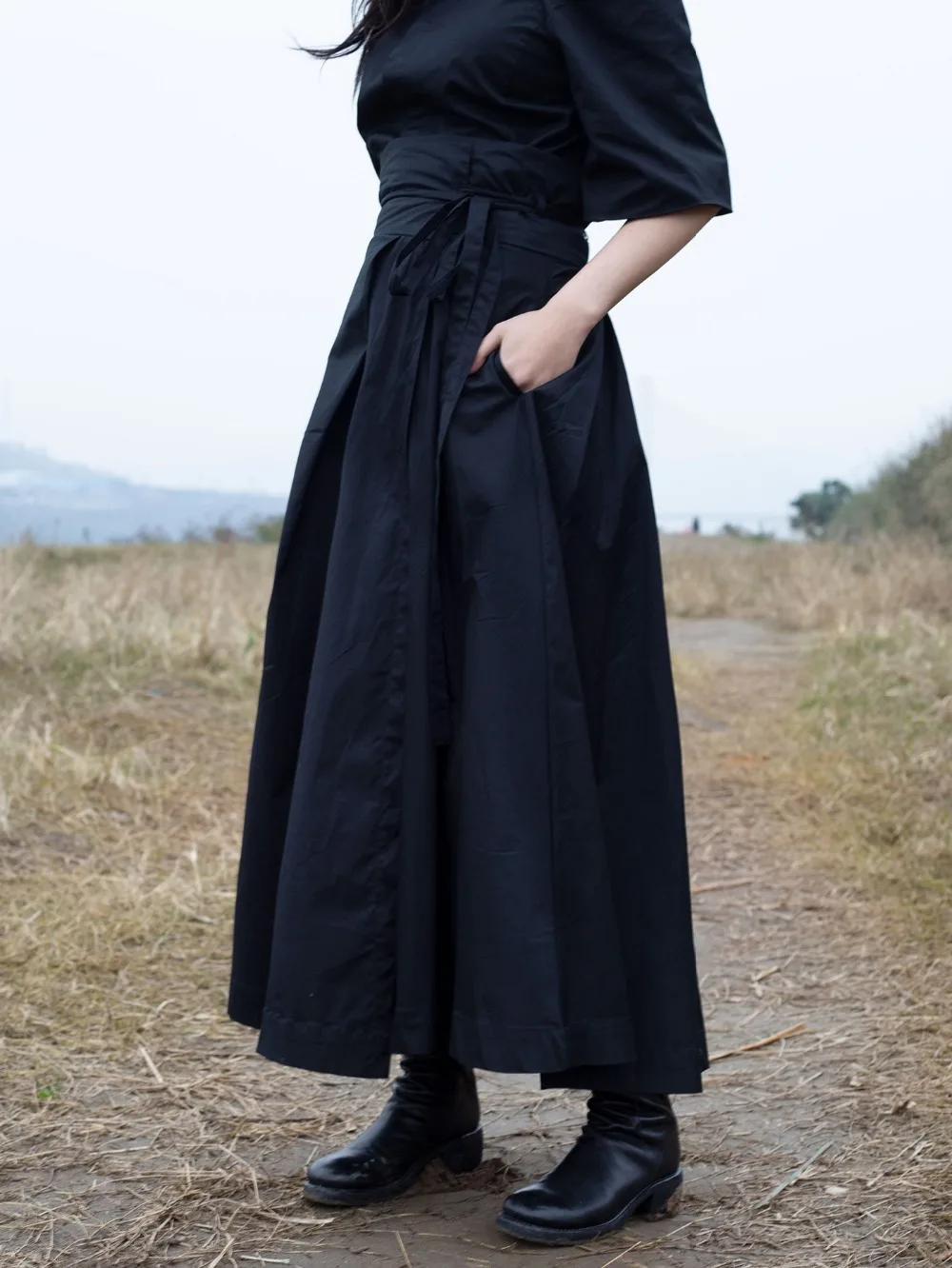 Cakucool, новинка, Женская юбка в японском стиле, осенняя, асимметричная, дизайнерская, в черную полоску, с рваными краями, уличная, миди, юбки для женщин