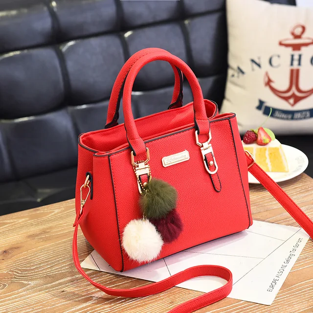 Dames schoudertas met reliëf hanger en pluizige pompon_voghion.com