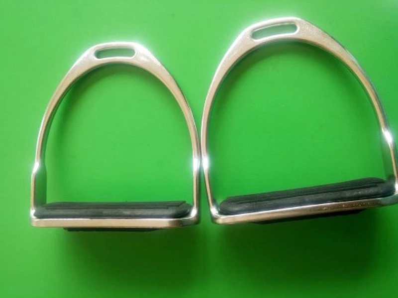 Classic 1 Pair Safety Horse Stirrups Horse Riding Equipment Rubber Treads Equestrian Accessories Hunting Stirrup For a Horse