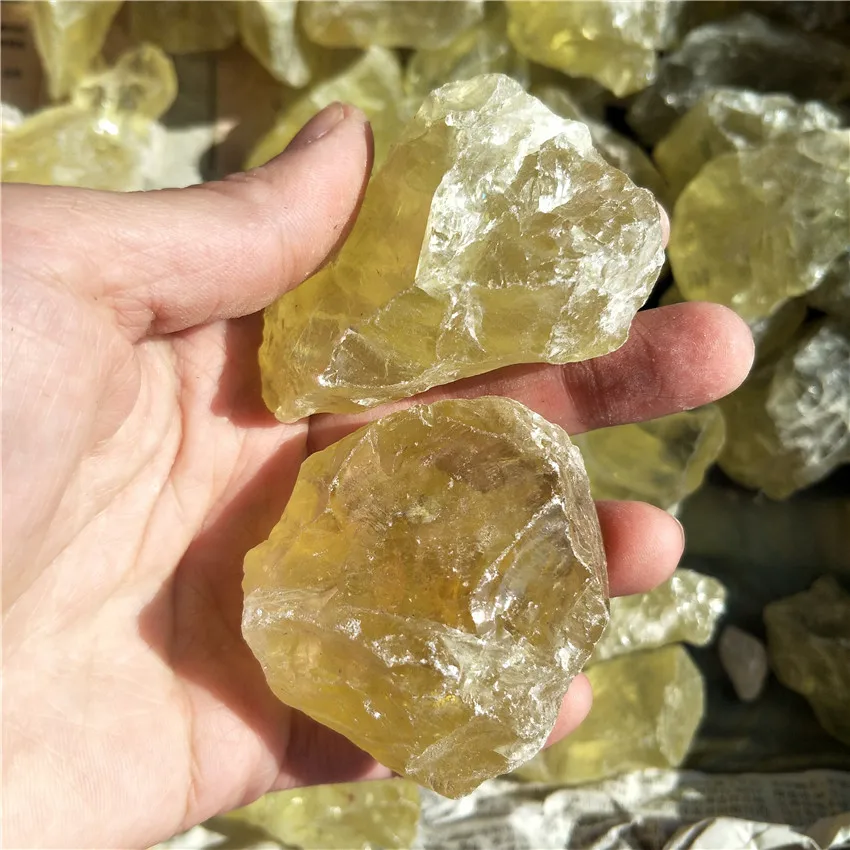 камни сырье. камни сырье. цитрин зеленый необработанный камень. каменное сырье. шунгитовая крошка.