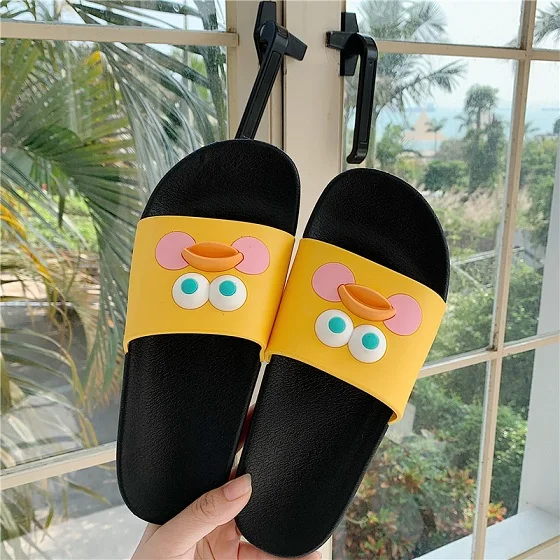 black-yellow Милые тапочки с рисунком утки; женская летняя обувь; пляжные шлепанцы на низкой платформе; femme; удобные шлепанцы; Лидер продаж года; zapatos mujer; мягкая подошва - Цвет: black-yellow