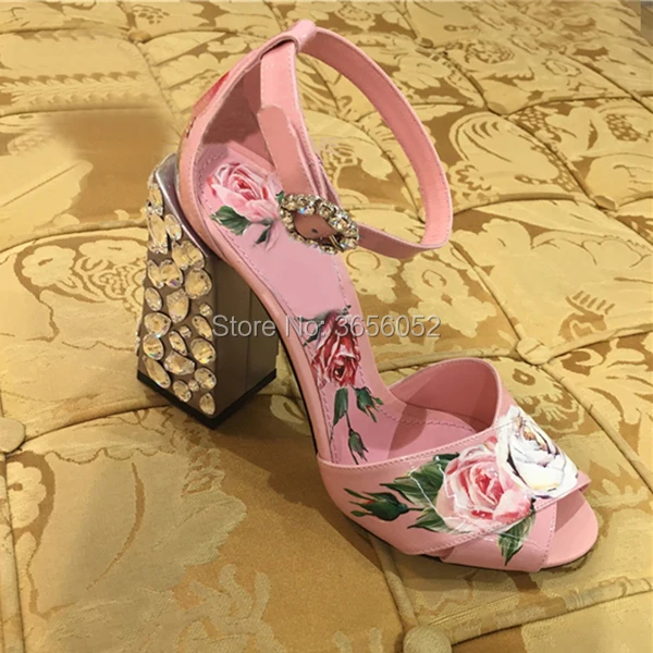 Qianruiti/Sandalias Mujer; коллекция года; сезон лето; свадебные туфли с прозрачными стразами и шипами; квадратный каблук; принт с розами; кожаные женские босоножки; цвет белый, розовый