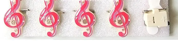 25 шт./компл. популярный музыкальный Note светодиодный брошка, пуговица, булавка для дня рождения, свадьбы Вечерние сувениры DIY подарок для детей