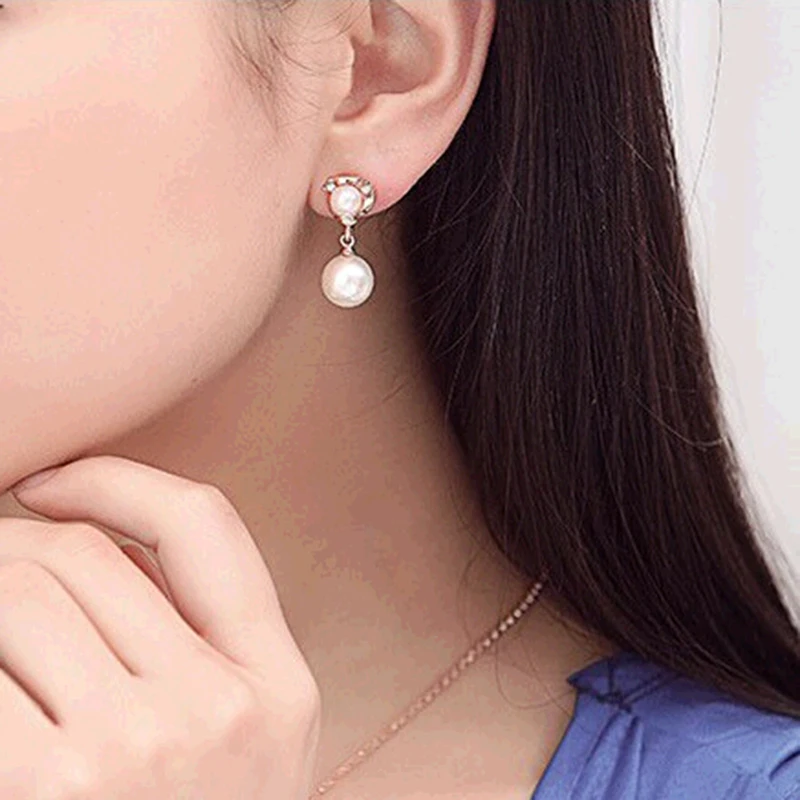 Серьги подвески женские с белыми искусственными жемчужинами короткая цепочка 3
