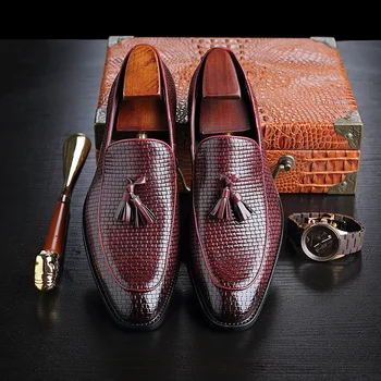 

Luxury Brand Men Flats British Retro Tasseled Casual Shoes Fashion Men's Shoes Soft Leather Loafers Groom Wedding Shoes New 2020