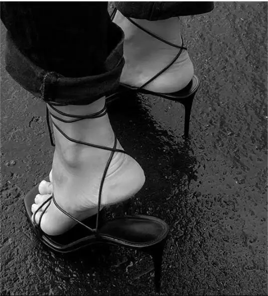 Г., пикантные летние женские босоножки однотонные туфли из искусственной кожи на высоком тонком каблуке со шнуровкой и закрытой пяткой для танцев под змеиную кожу