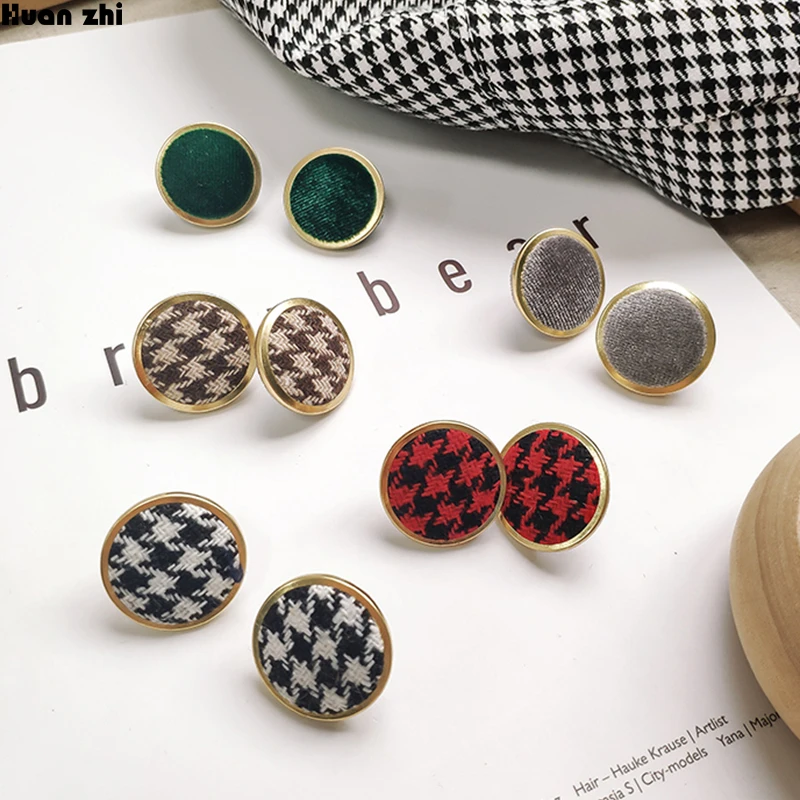

HUANZHI Vintage Autumn Chic Style Gold Metal Houndstooth Cloth Velvet Button Plaid Round Circle Small Stud Earrings for Women
