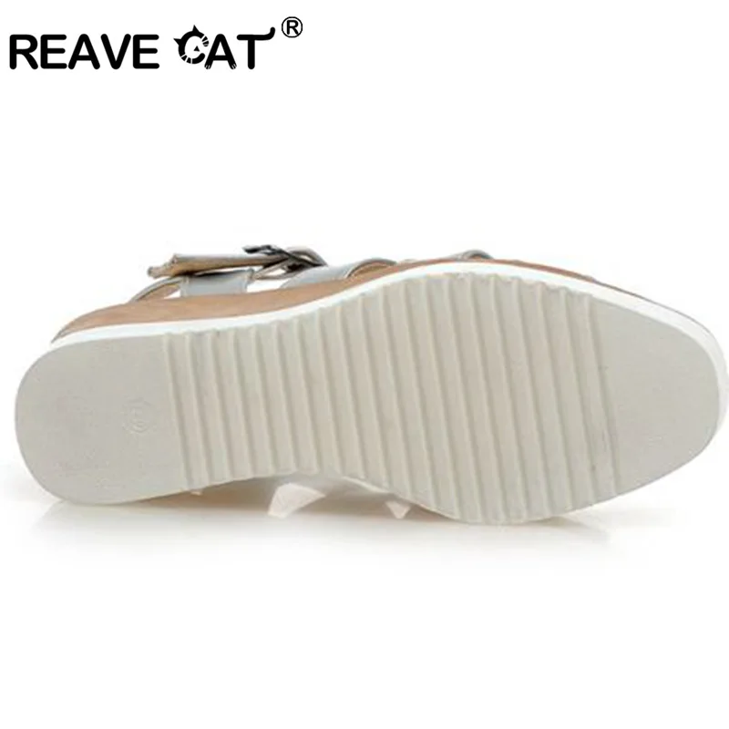 Женские туфли на танкетке REAVE CAT серебристого и белого цвета с ремешком вырезами