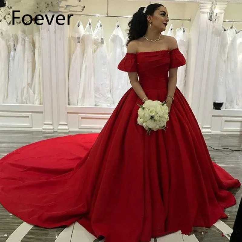 

Long Red Satin Ball Gown Prom Dresses Dubai Boat Neck Chapel Train Simple Off Shoulder Formal Party Gowns