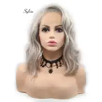 Sylvia Silver สีเทาสั้น Curly Wigs ด้านหน้าลูกไม้สังเคราะห์ด้านหน้า Bob วิกผมด้านข้างทนความร้อนได้ผู้หญิงผม