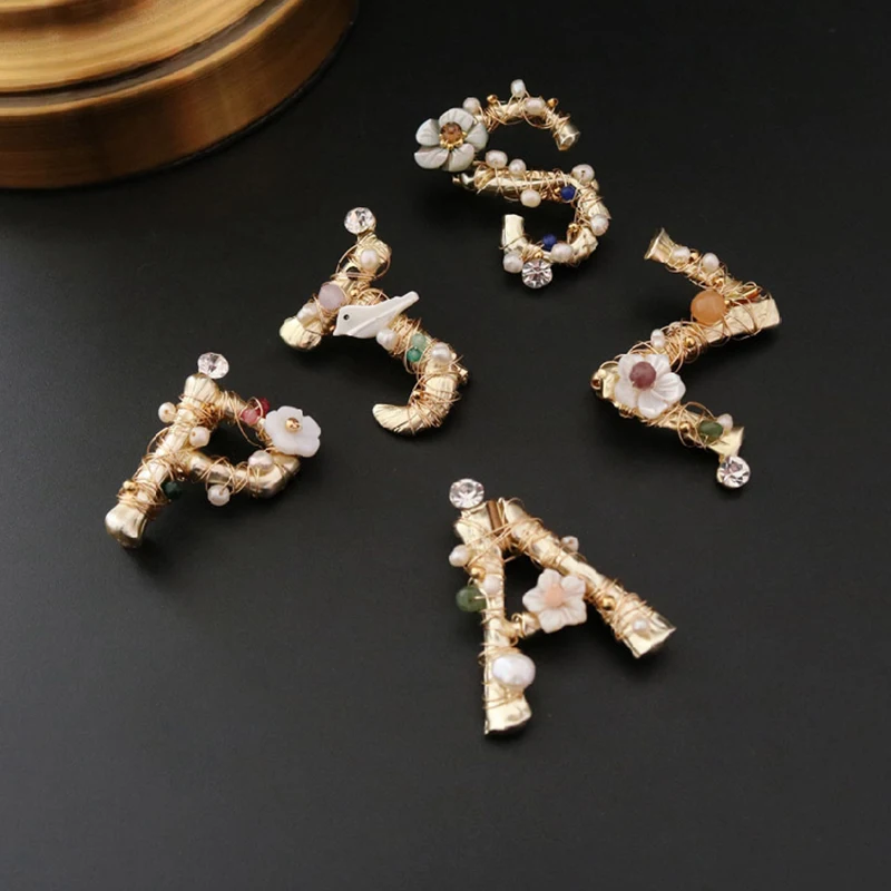 

DAIMI Brooches Personalized Temperament Baroque Style Letters Pin Fixed Clothes Jewelry Handcraft Pearl Brooch