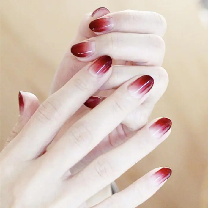 Сексуальные темно-красные короткие круглые накладные ногти Предварительно Дизайн градиентный цвет овальные поддельные ногти красоты невесты акриловые ногти с стикерсы на клею