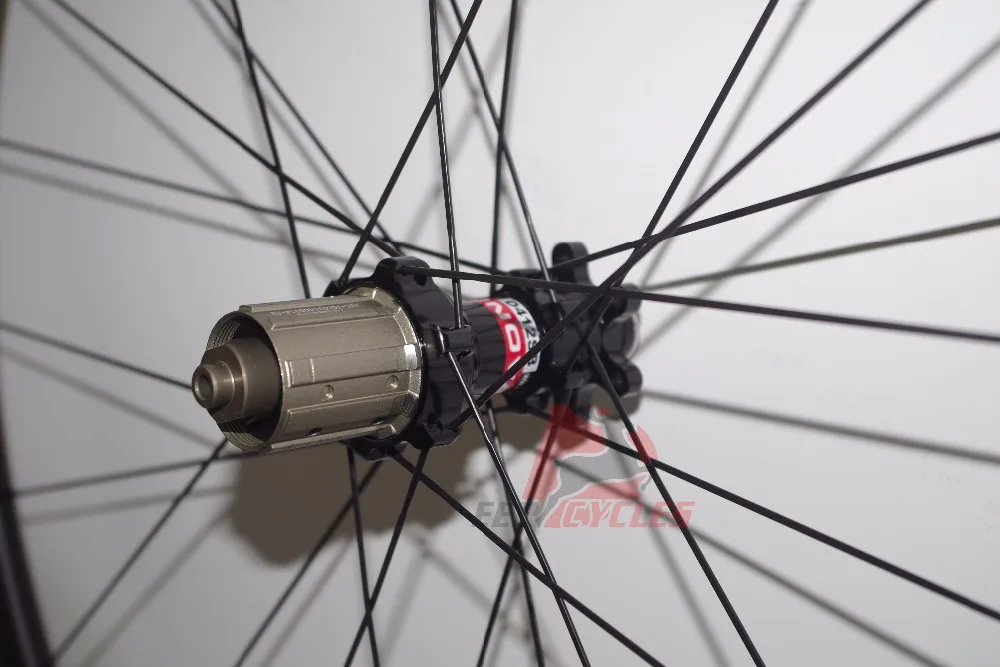 Cheap 1090g Lightest 26er Carbon MTB XC Wheels 24mm x 24mm 26 inch Tubeless Clincher Hookless Mountain Bike Wheel set 24 28 Holes 6 Cheap 1090g Lightest 26er Carbon MTB XC Wheels 24mm x 24mm 26 inch Tubeless Clincher Hookless Mountain Bike Wheel set 24 28 Holes 6