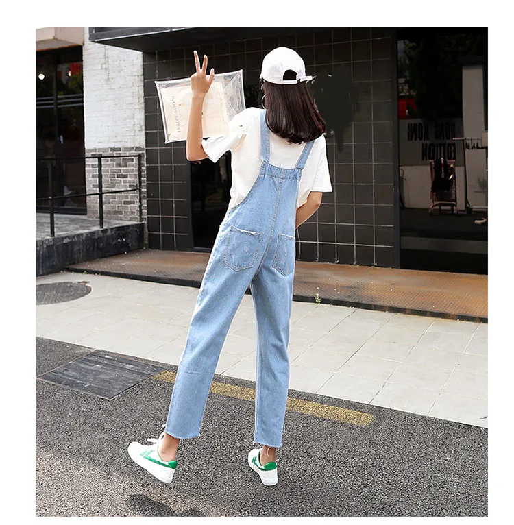 Stylish suspender jeans. College style, casual denim pants. (36)