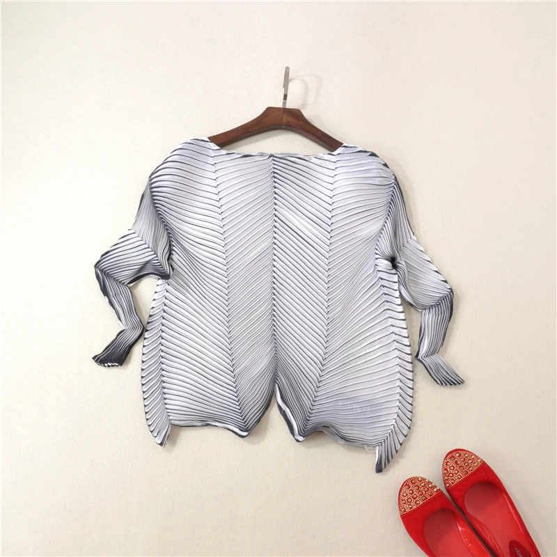 

Miyake High end spring new folding coat double color twill stereo pleated skirt sleeve shirt seven