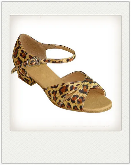 Танцевальная обувь для латинских танцев для детей, атласная танцевальная обувь с пряжкой для девочек, 3 см, низкий каблук, высокое качество, GY15 - Цвет: Leopard