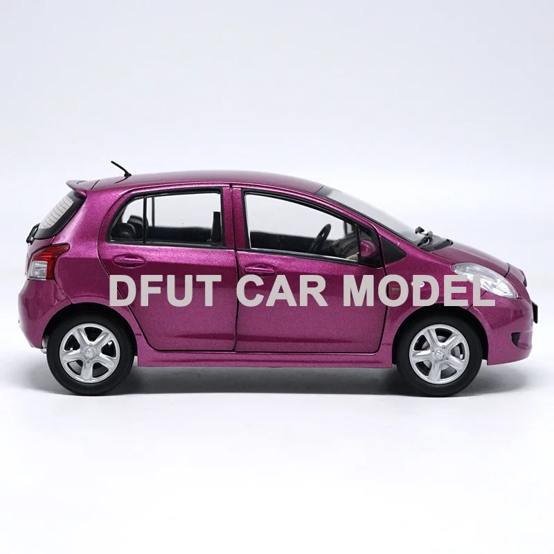 Литая модель автомобиля YARIS 1:18 из сплава детского игрушечного оригинальные