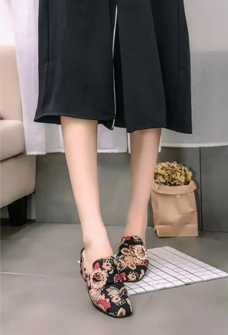 Koovan/Для женщин шлёпанцы для женщин на высоком каблуке; тапочки с вышивкой с острым носком перетаскивания Стразы грубой на высоких каблуках Для женщин модные сандалии