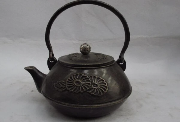 

Collectible bronze lion statue S1015 Tibet Handwork pure Bronze Copper handle round flower teapot water bottle pot (B0413)