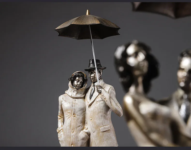 Мужчина держит зонтик сидя на табурете держа женщин домашний Декор Аксессуары фигурка украшение для гостиной офиса подарки
